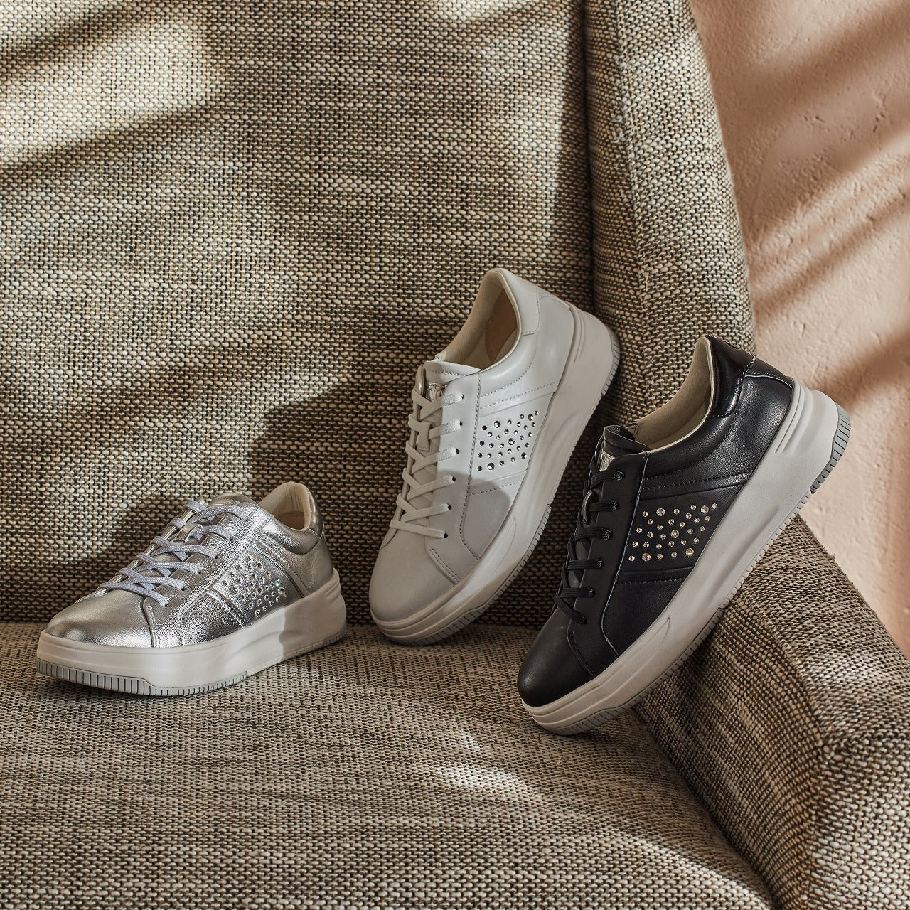 Sporty and elegant court sneakers decorated with Swarovski crystals #FJ124