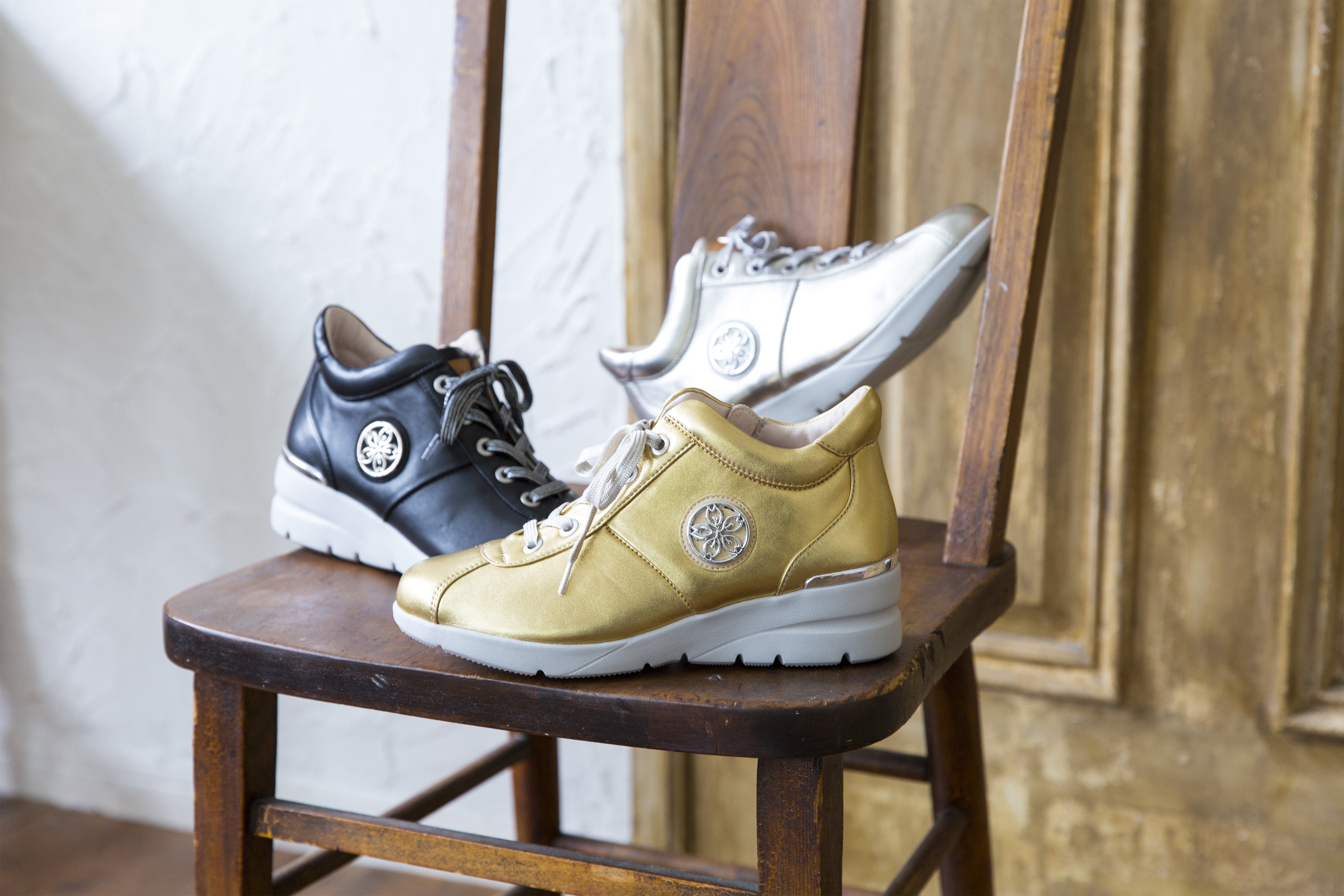 High-cut sneakers with "Cherry blossom" on the side