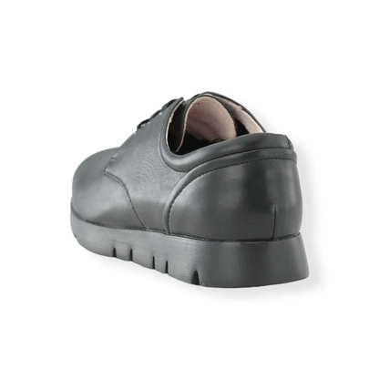 Orthodox shoe-lace design sneakers